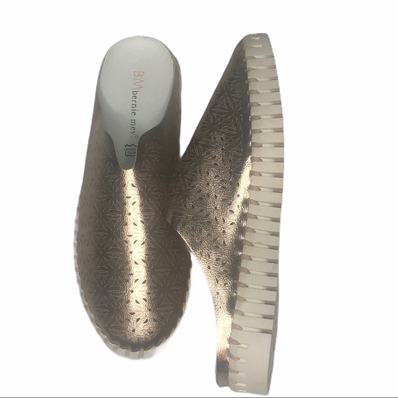 NWOT Bernie Mev Rose Gold Perforatef Slide - Picture 11 of 13